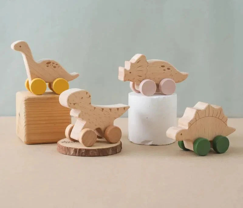 Juguete de madera de dinosaurios sobre ruedas